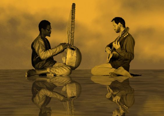 Un musicien africain joue de la kora tandis qu’un guitariste assis en face de lui l’accompagne. L’image est traitée en tons dorés et montre leur reflet sur une surface d’eau, créant une ambiance onirique et apaisante