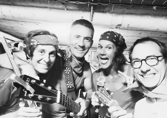 Léopoldine Photo en noir et blanc du groupe Léopoldine, quatre musiciens souriants posant avec leurs instruments dans une ambiance décontractée
