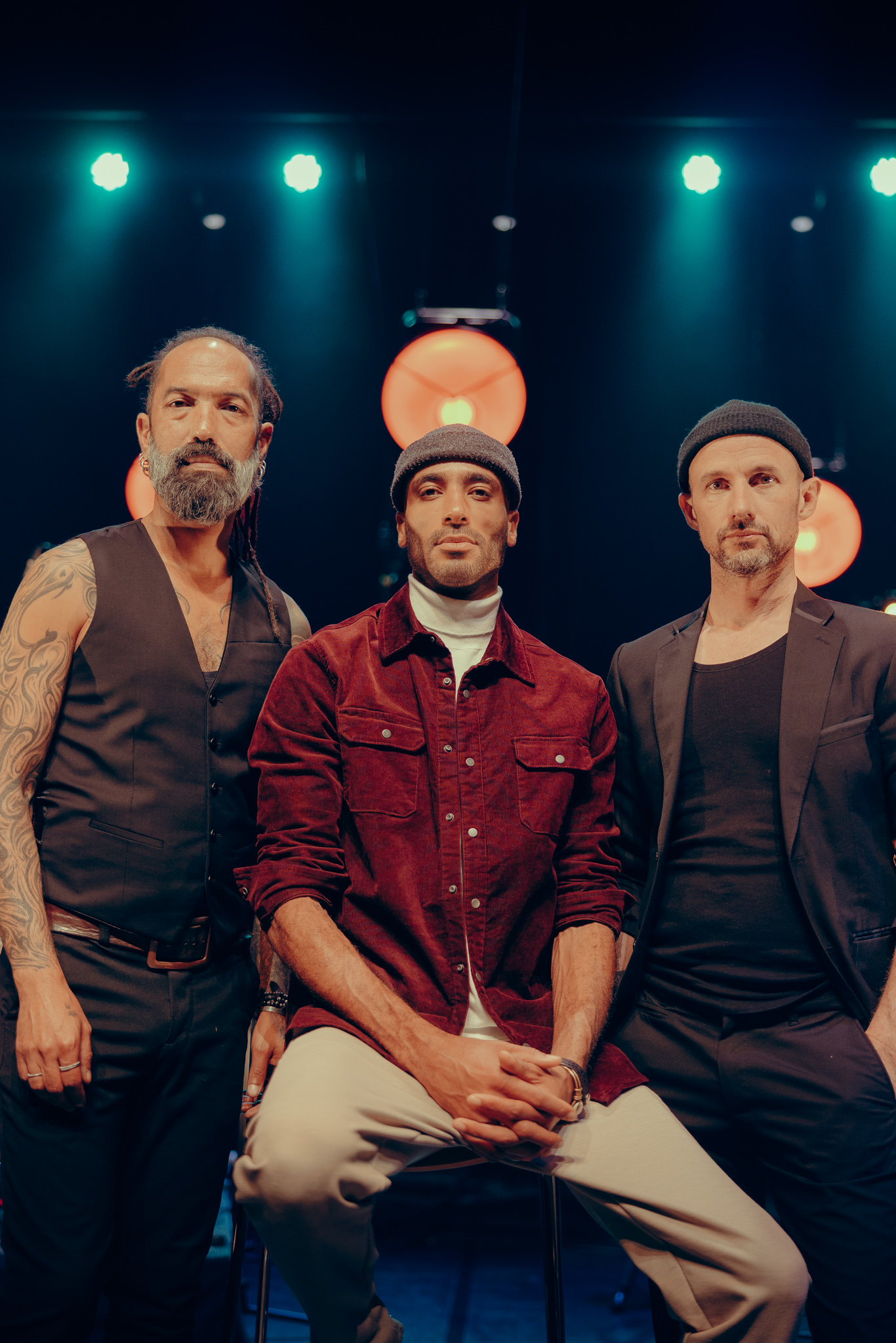 Portrait en clair-obscur du duo Buckets and Bears, Réjane et Maxime, regardant hors champ sur fond noir