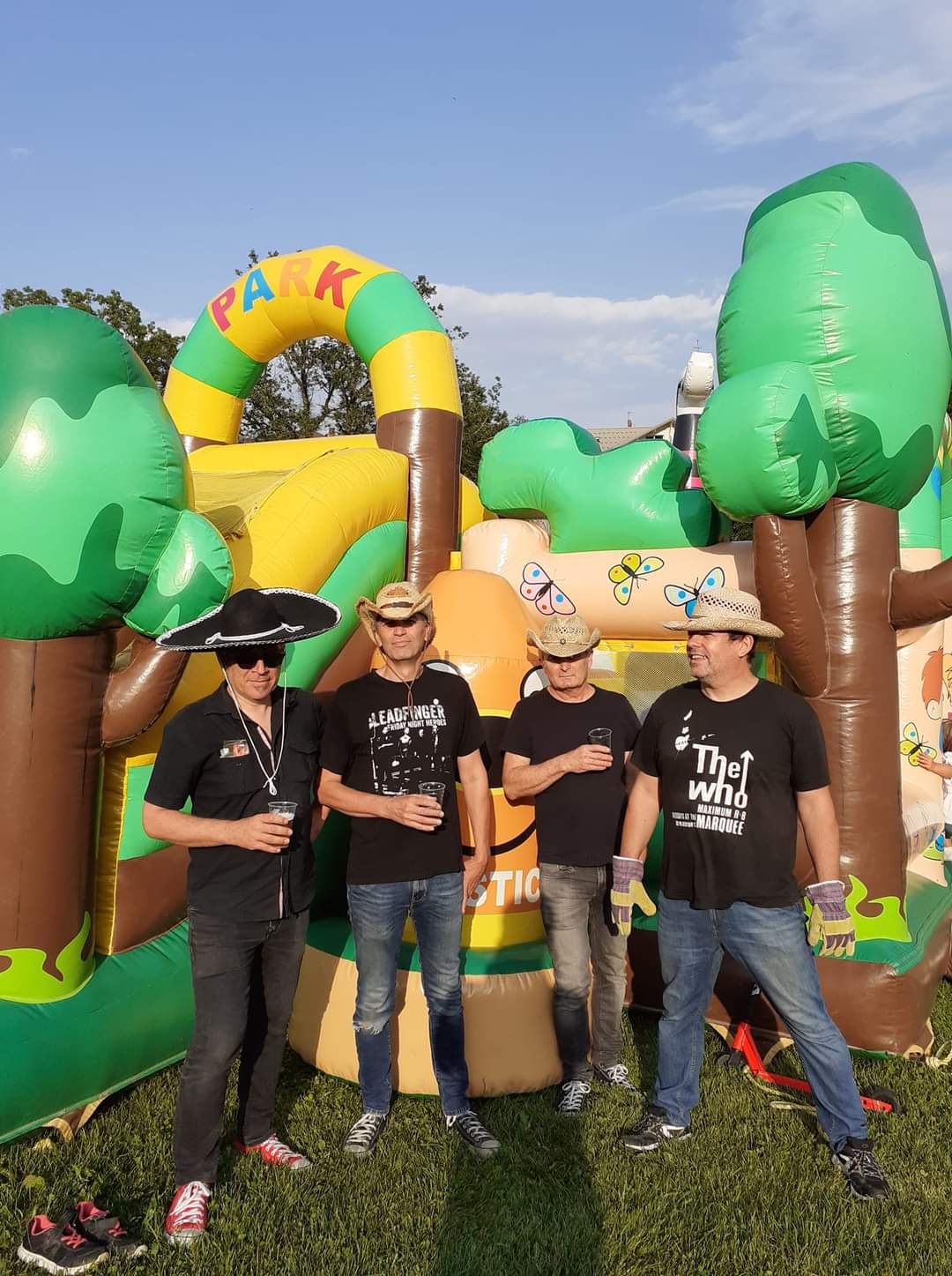 Femme animant une sieste musicale en plein air avec un bol tibétain auprès d'enfants détendus