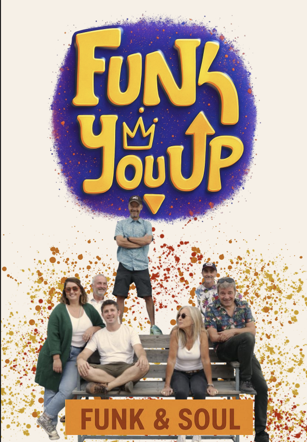 Un musicien africain joue de la kora tandis qu’un guitariste assis en face de lui l’accompagne. L’image est traitée en tons dorés et montre leur reflet sur une surface d’eau, créant une ambiance onirique et apaisante