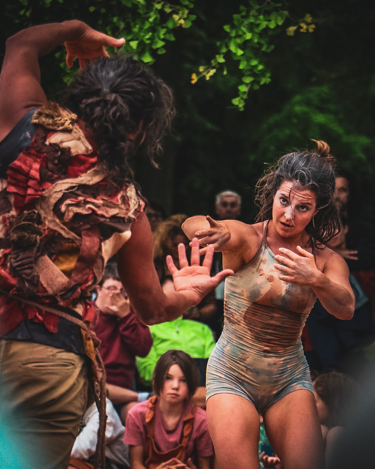 Portrait en clair-obscur du duo Buckets and Bears, Réjane et Maxime, regardant hors champ sur fond noir