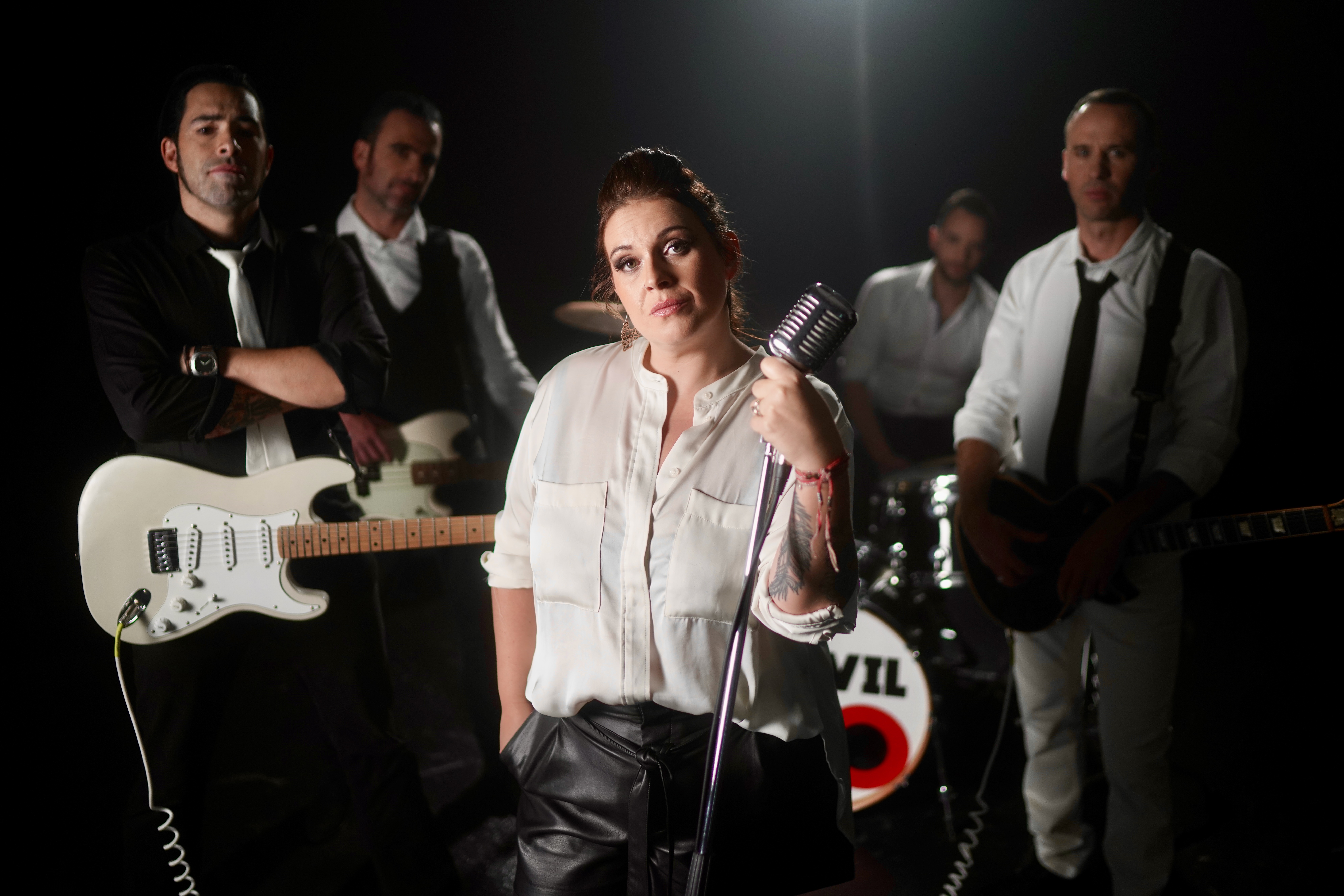 Un musicien africain joue de la kora tandis qu’un guitariste assis en face de lui l’accompagne. L’image est traitée en tons dorés et montre leur reflet sur une surface d’eau, créant une ambiance onirique et apaisante