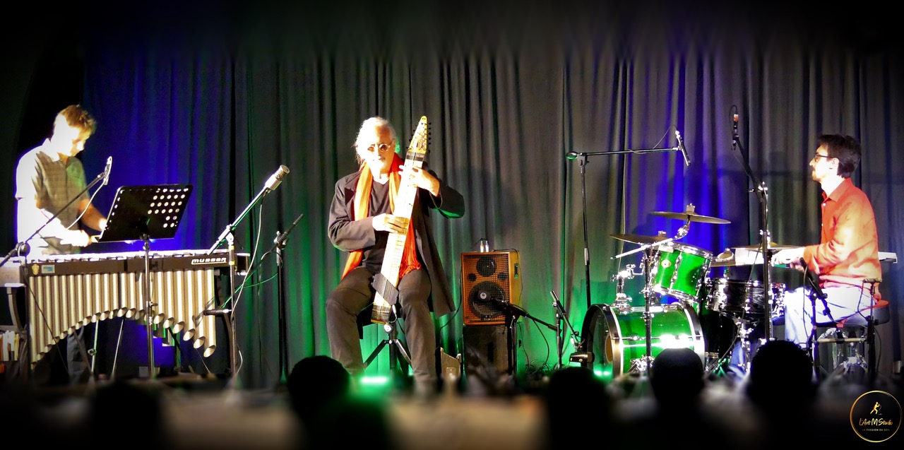 Portrait en clair-obscur du duo Buckets and Bears, Réjane et Maxime, regardant hors champ sur fond noir