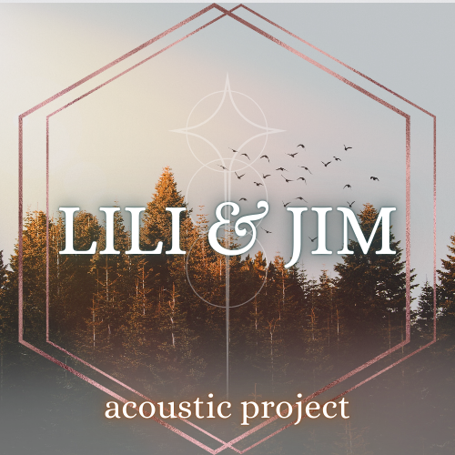 Photo en noir et blanc du groupe Léopoldine, quatre musiciens souriants posant avec leurs instruments dans une ambiance décontractée