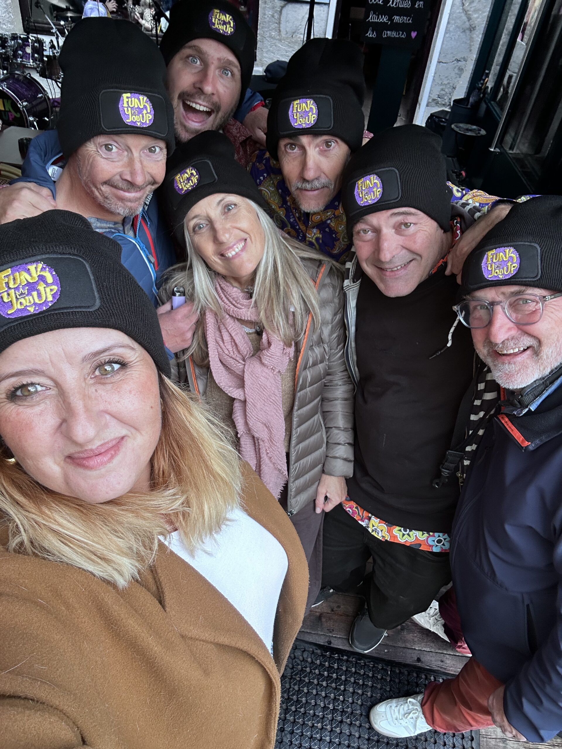 Un musicien africain joue de la kora tandis qu’un guitariste assis en face de lui l’accompagne. L’image est traitée en tons dorés et montre leur reflet sur une surface d’eau, créant une ambiance onirique et apaisante